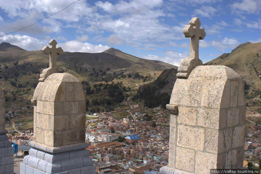Город и озеро Титикака с высоты Копакабана, Боливия