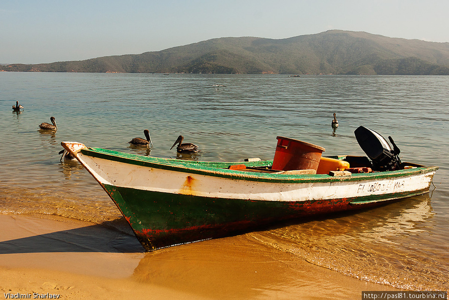 Вдали можно разглядеть берега, куда ходят лодки. Надоест сидеть в городе, всегда можно уплыть на собственный, необитаемый пляж. Санта-Фе, Венесуэла