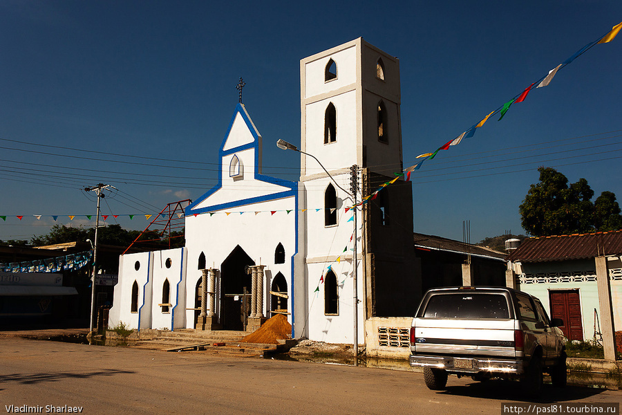 По дороге на трассу можно взглянуть на небольшую церковь. Санта-Фе, Венесуэла