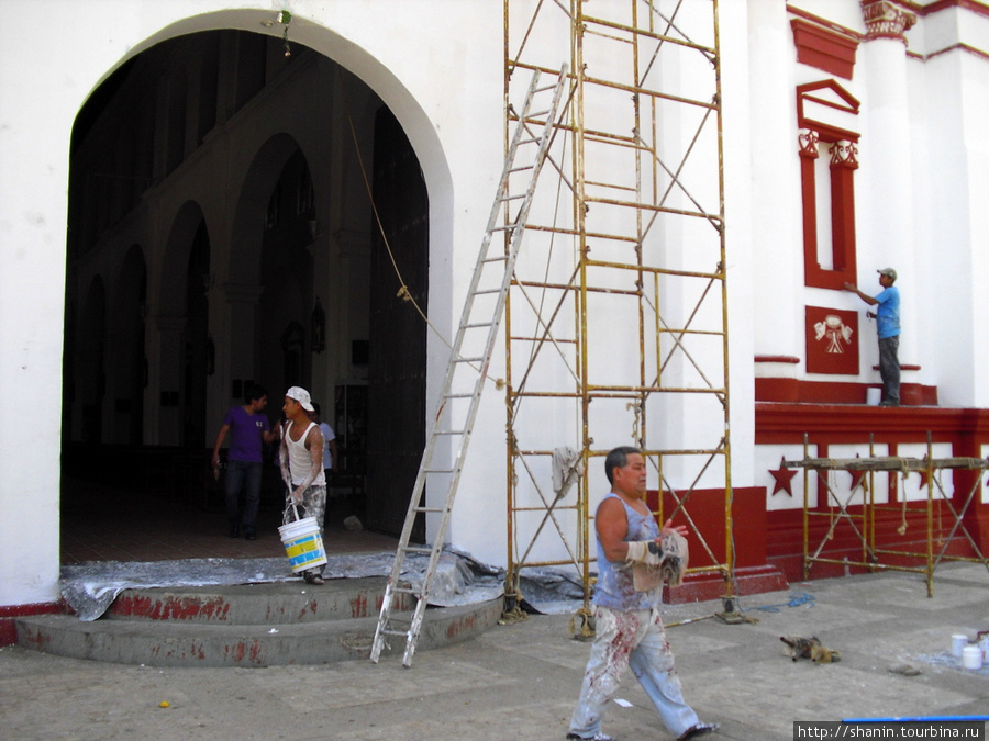 Вход в доминиканскую церковь Чьяпа-де-Корсо, Мексика