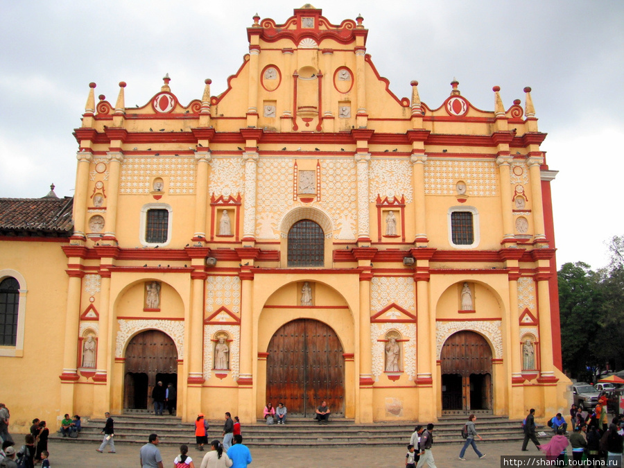 Фасад кафедрального собора в Сан-Кристобаль-де-Лас-Касас Сан-Кристобаль-де-Лас-Касас, Мексика