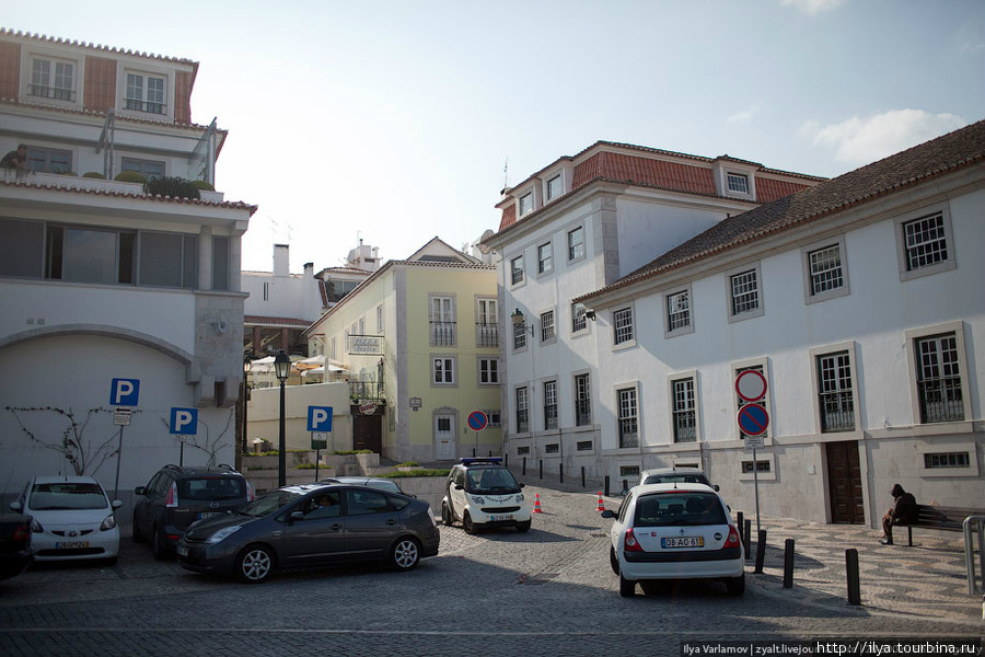 А теперь посмотрим, на чем катаются по старым узким улочкам местные полицейские. Маленький Смарт. Кашкайш, Португалия