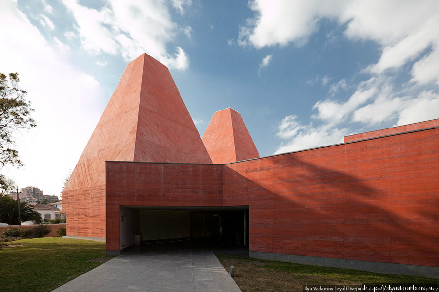Рего, считающаяся крупнейшим португальским художником современности, сама выбрала архитектора для «Дома историй» (таково официальное название музея). Вероятно, для нее было важным оттенить свои эмоционально насыщенные полотна сдержанным фоном архитектуры Соуто-де-Моура. Кашкайш, Португалия