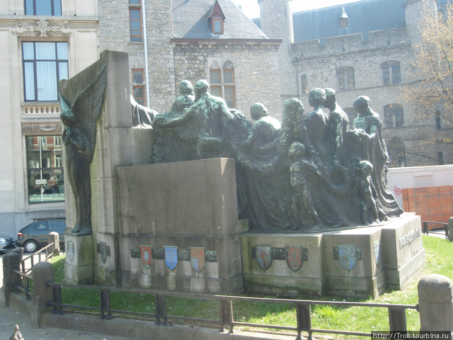 Задняя сторона, с гербами, и частью толпы Гент, Бельгия