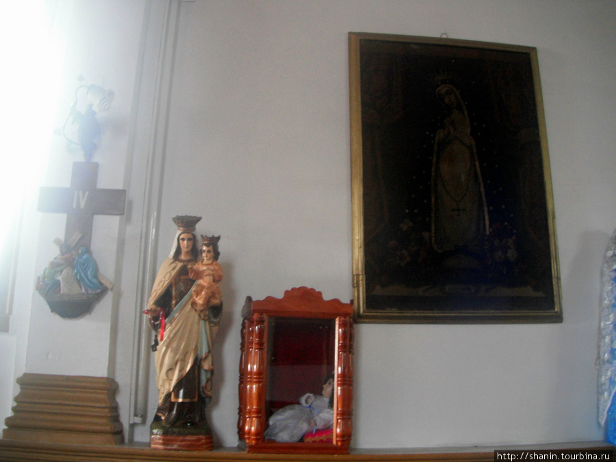 В церкви Девы Марии Гваделупской в Сан-Кристобаль-де-Лас-Касас Сан-Кристобаль-де-Лас-Касас, Мексика