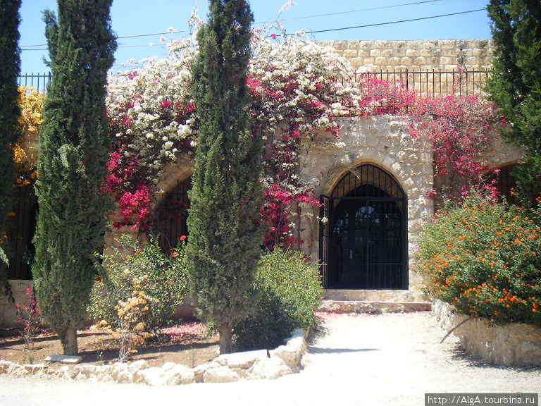 Вход в монастырь Вифлеемских Сестёр Бейт-Шемеш, Израиль
