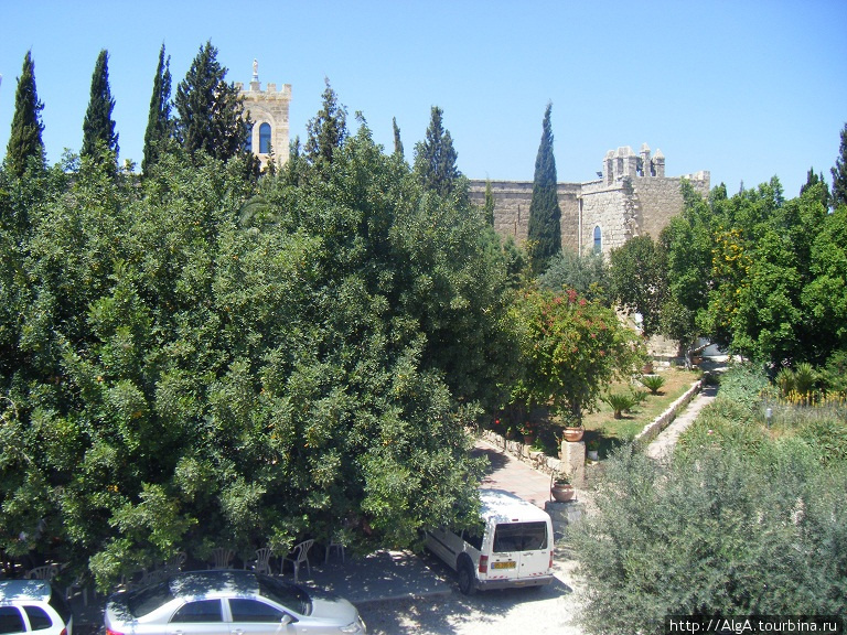 Вид на мужской монастырь Бейт-Шемеш, Израиль