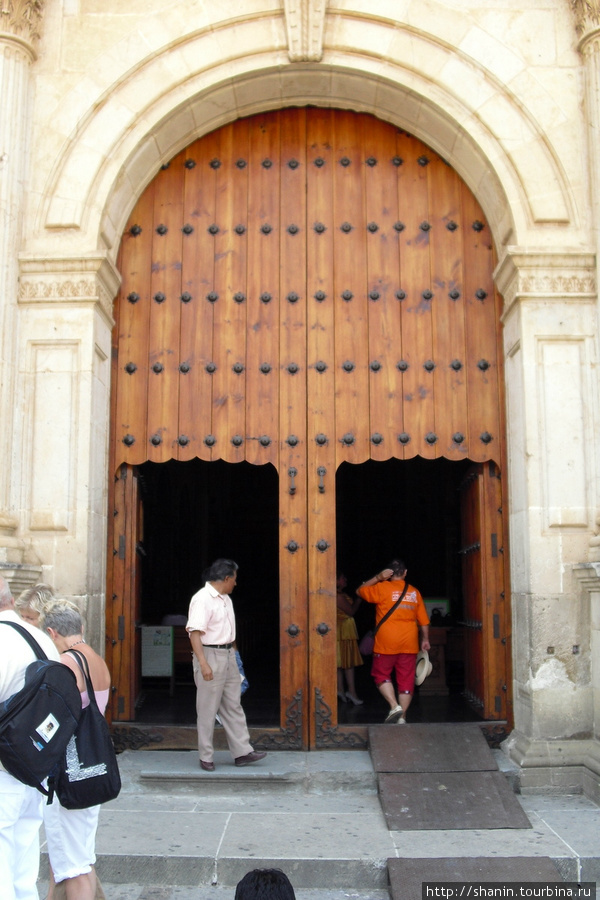 Вход в церковь Святого Доминика в Оахаке Оахака, Мексика