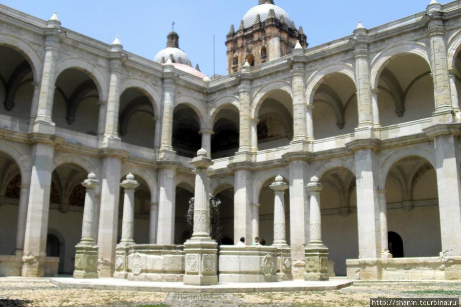 Во внутреннем дворе монастыря Святого Доминика в Оахаке Оахака, Мексика