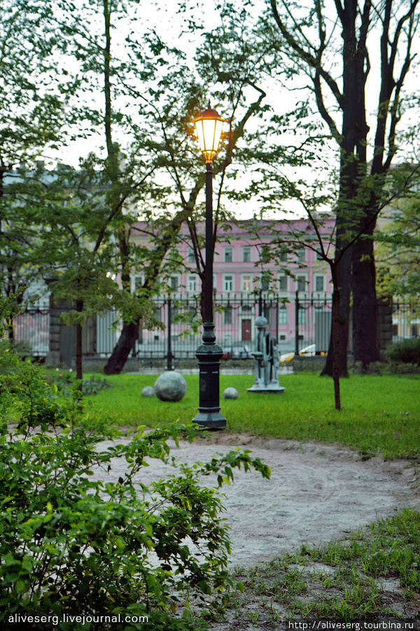 Вечерние образы буфф в Измайловском саду Петербурга Санкт-Петербург, Россия