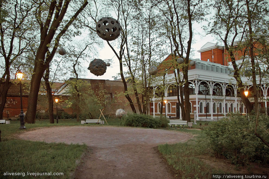 Вечерние образы буфф в Измайловском саду Петербурга Санкт-Петербург, Россия