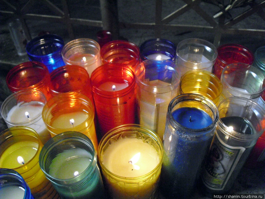 В кафедральном соборе Оахаки много свечей