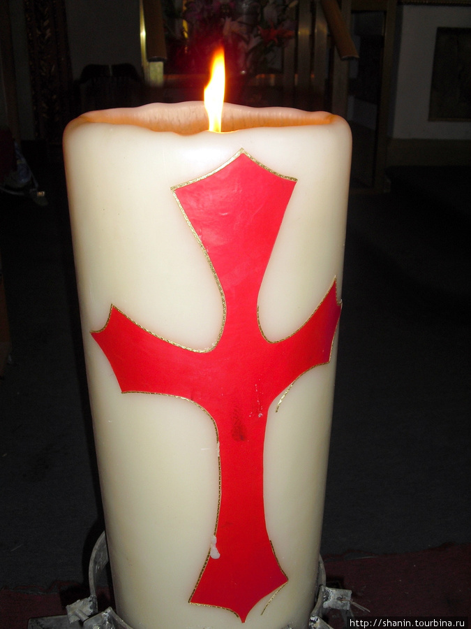 Гигантская свеча в кафедральном соборе Оахаки