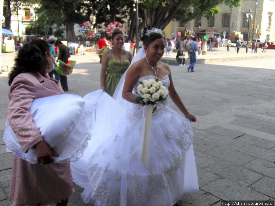Невеста перед кафедральным собором Оахаки Оахака, Мексика