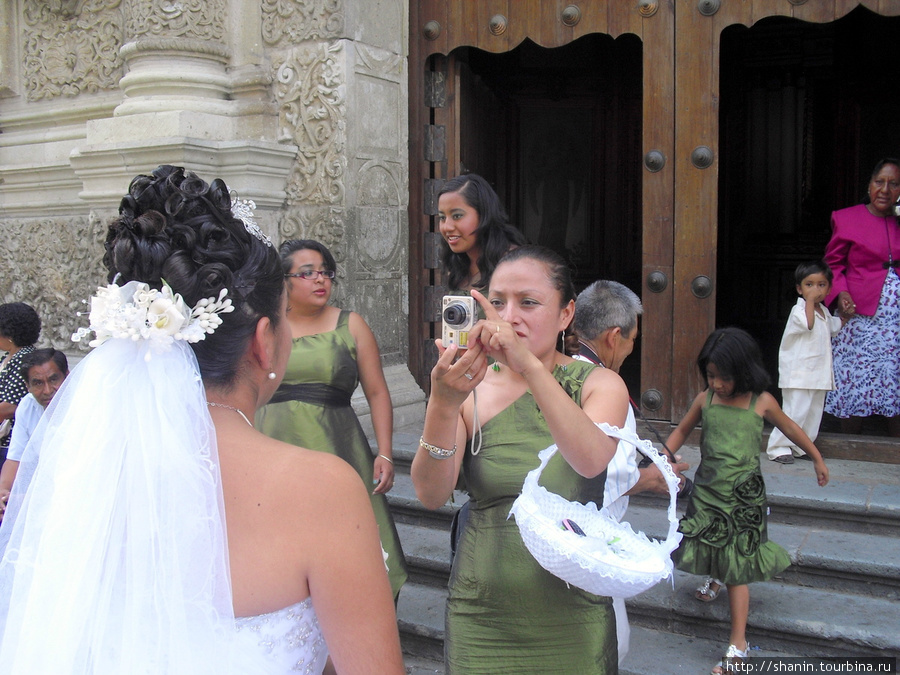 Невеста — фото на память перед собором Оахака, Мексика