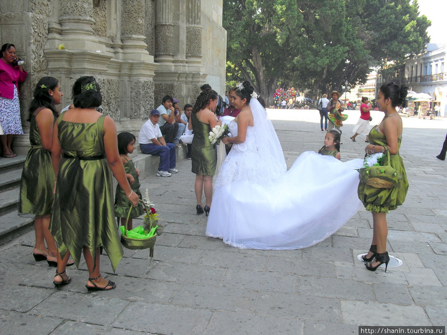 Невеста с подружками перед собором Оахака, Мексика