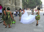 Невеста с подружками перед собором