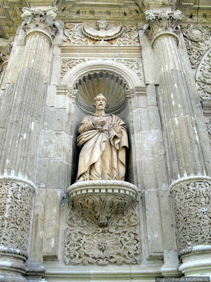Статуя на фасаде собора в Оахаке
