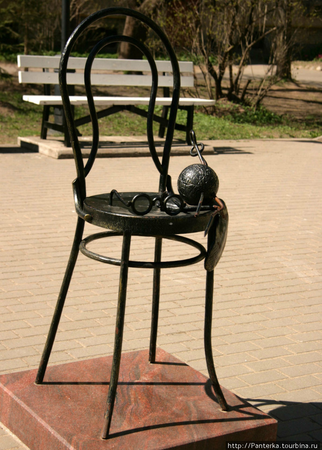 Бабушкин стул с забытыми на нем клубками, спицами и очками, вы тоже сможете обнаружить на пр. Ленина Зеленогорск, Россия