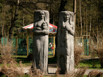Не знаю, что символизируют эти каменные тети, но в парке их много :)