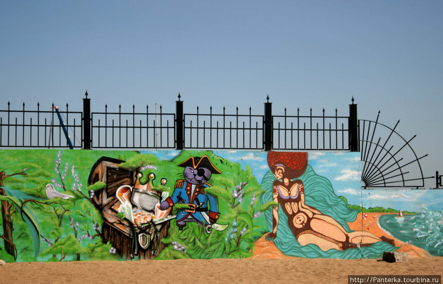 На пляже множество яркий граффити Зеленогорск, Россия