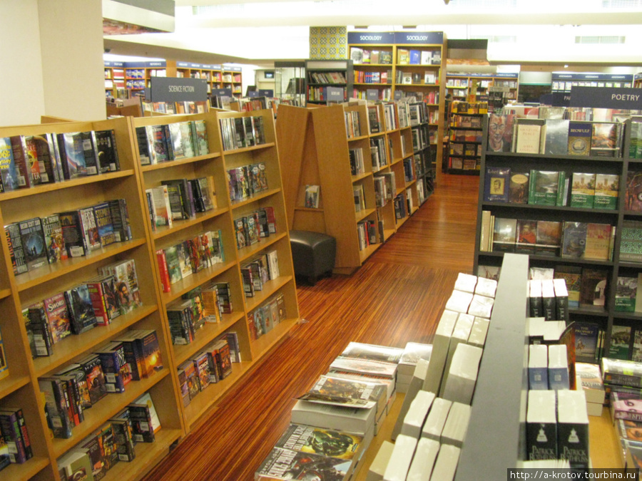 Книжные полки в магазине, Джакарта Джакарта, Индонезия