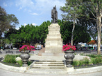 Памятник на площади Ллано