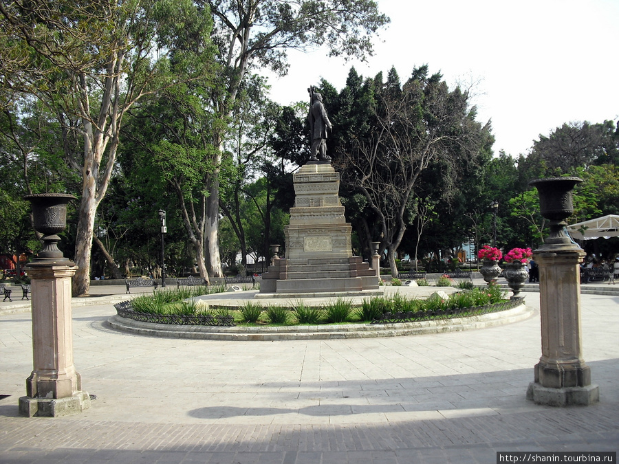 Памятник посреди парка Оахака, Мексика