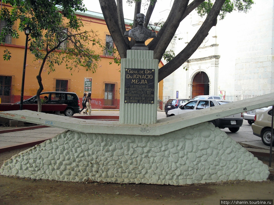 Памятник у церкви Оахака, Мексика