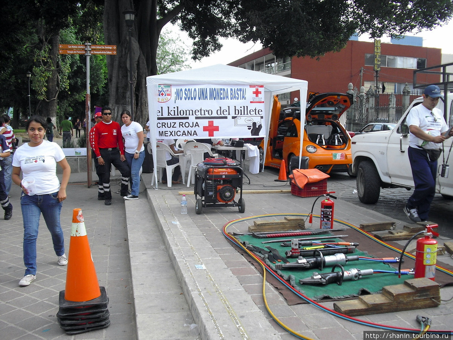 Работники скорой помощи выступают Оахака, Мексика