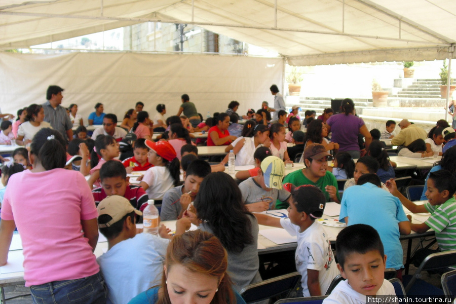 На конкурсе детских рисунков Оахака, Мексика