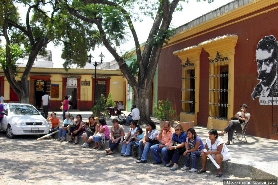 Дом на краю площади Оахака, Мексика