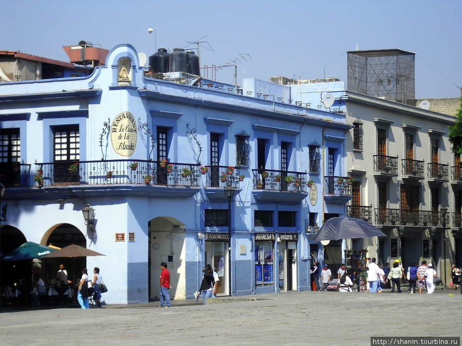 Синий дом напротив кафедрального собораУ Оахака, Мексика