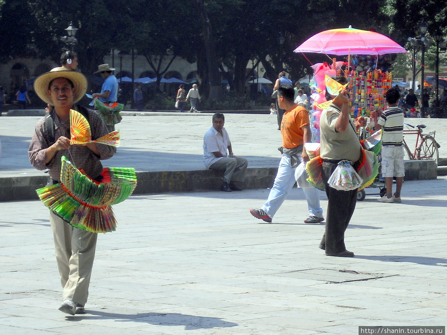 Торговцы на площади Оахака, Мексика