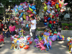 Торговцы шариками на площади перед кафедральным собором