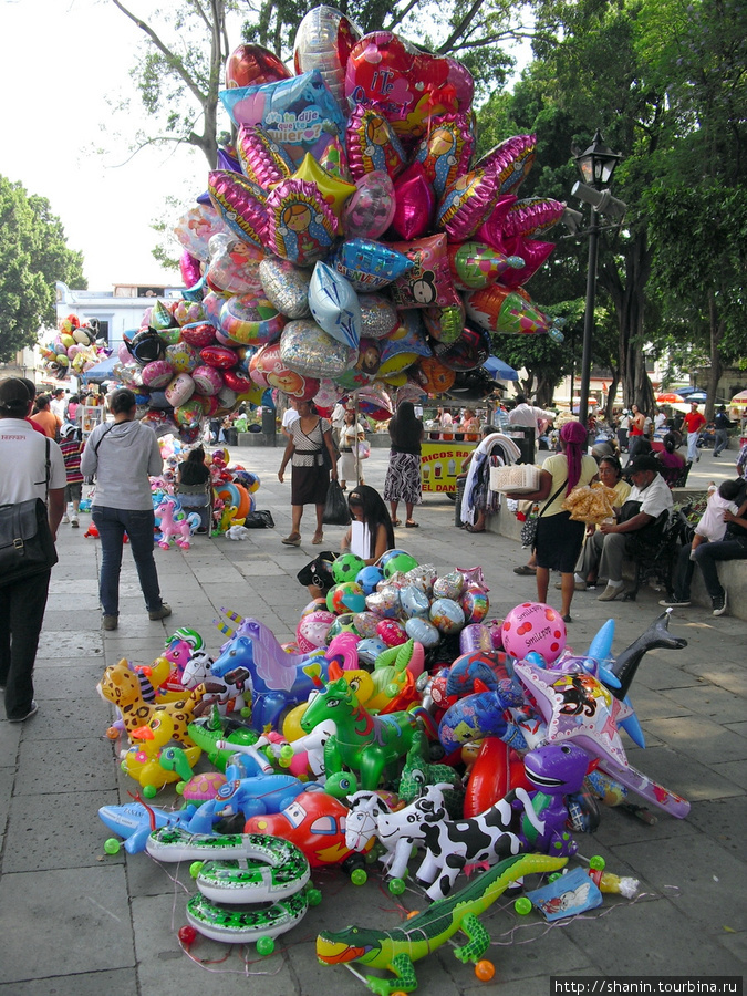 Торговля шариками перед кафедральным собором Оахака, Мексика