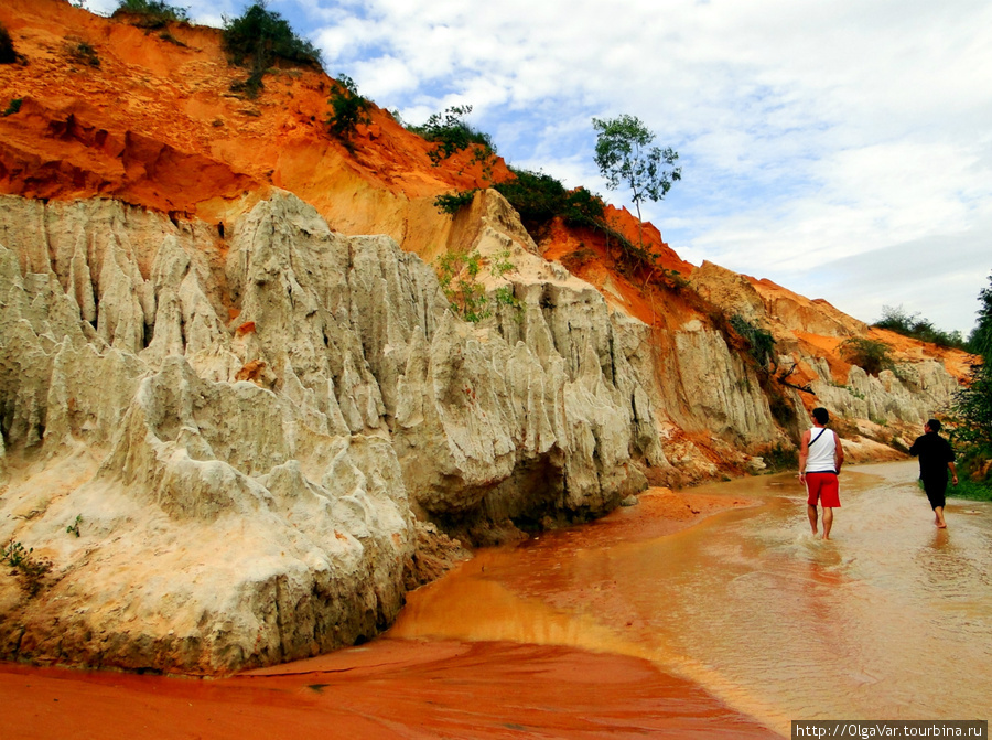 Из-за цвета почвы вода приобретает жутковатый кровавый оттенток Муй-Не, Вьетнам