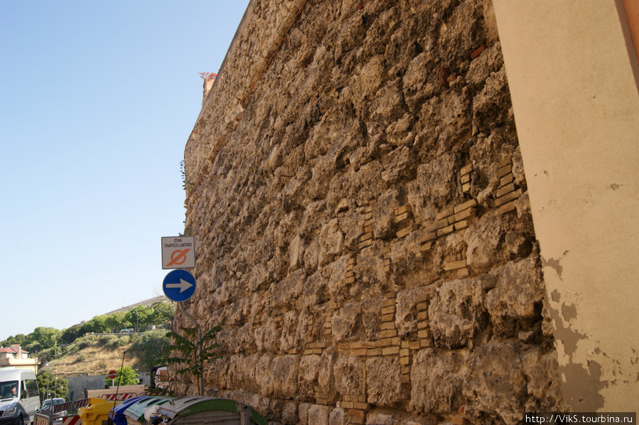 Местный материал стен не выдерживает времени. Латают современным кирпичом. Кальяри, Италия