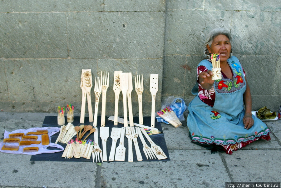 Торговка самодельными сувенирами на улице Оахака, Мексика