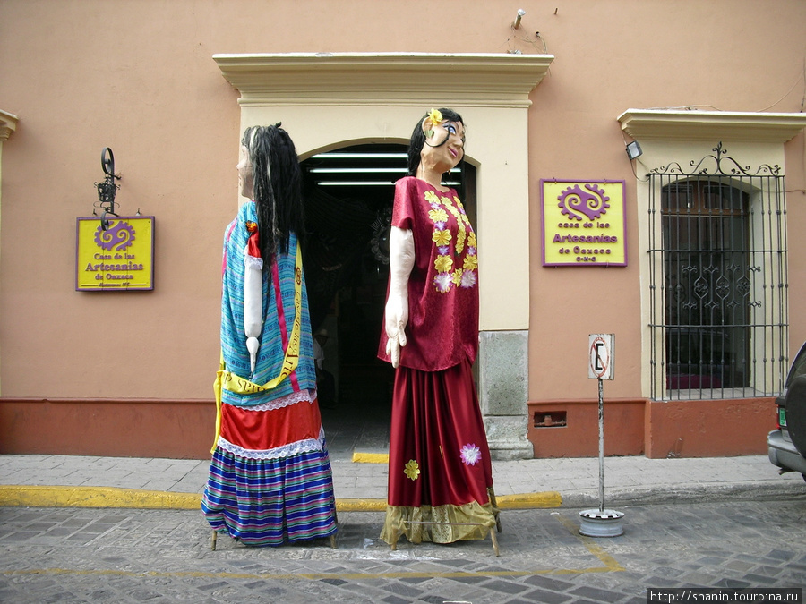 Куклы у входа в сувенирный рынок — привлекают внимание! Оахака, Мексика