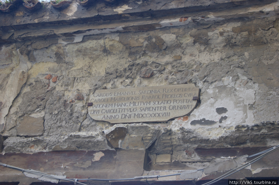 Сохранившаяся старая надпись еще на латыни. Кальяри, Италия