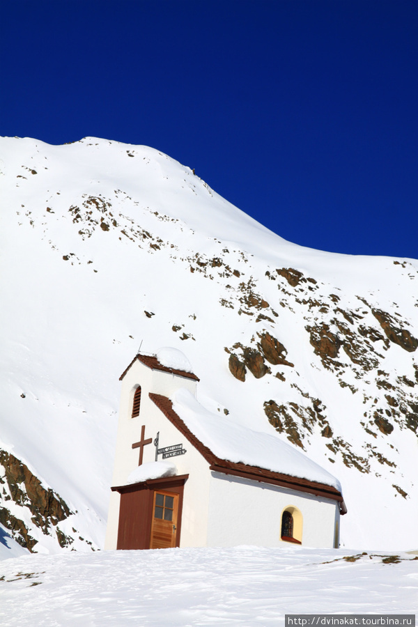 Зельденцы набожные люди, встречаются вот такие церквушки на склонах Зёльден, Австрия