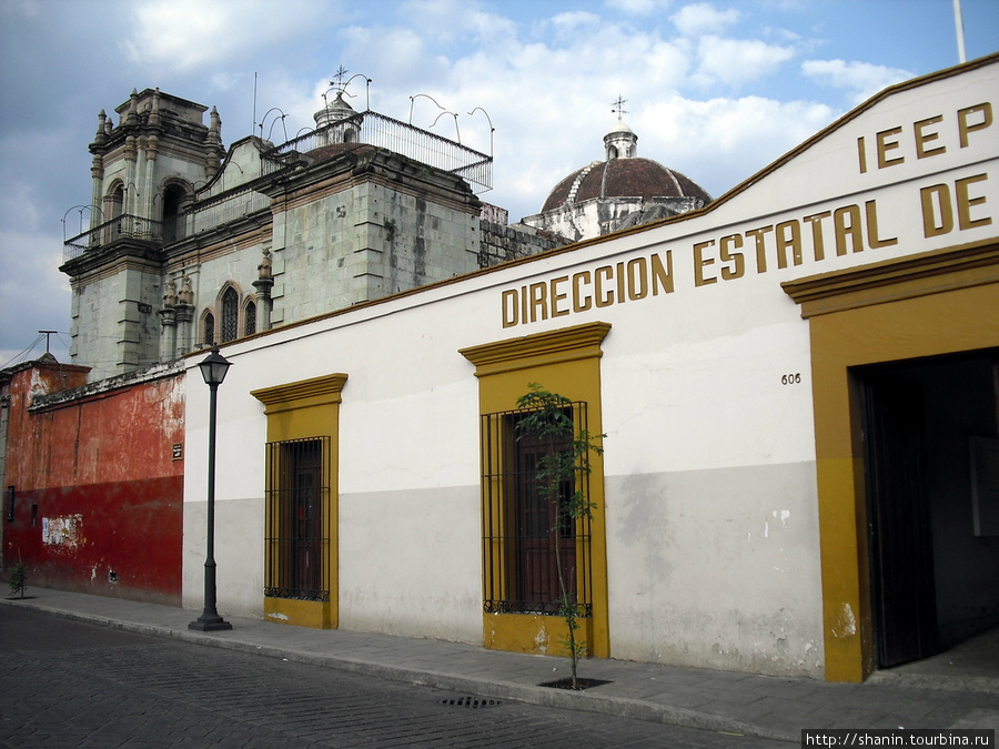 Храм Патросинио и ведущая к нему улица Оахака, Мексика