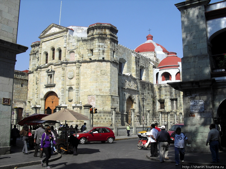Вид с центральной площади на кафедральный собор — на соседней площади Оахака, Мексика