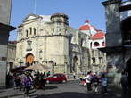 Вид с центральной площади на кафедральный собор — на соседней площади