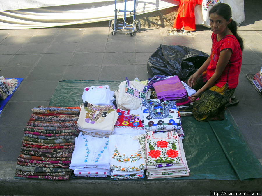 Торговка на центральной площади Оахака, Мексика