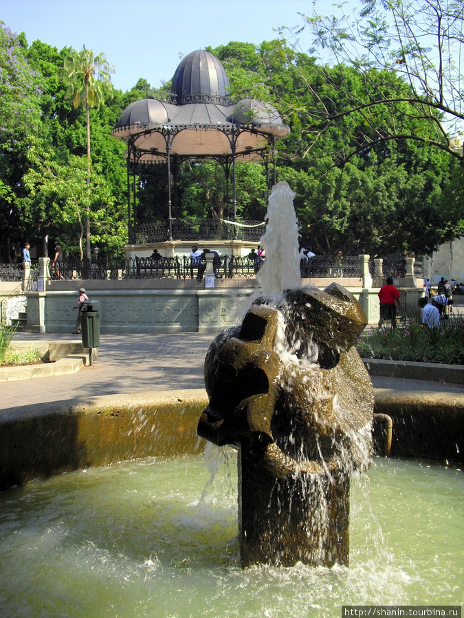 НА центральной площади Оахаки есть беседка и фонтан Оахака, Мексика