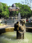 НА центральной площади Оахаки есть беседка и фонтан