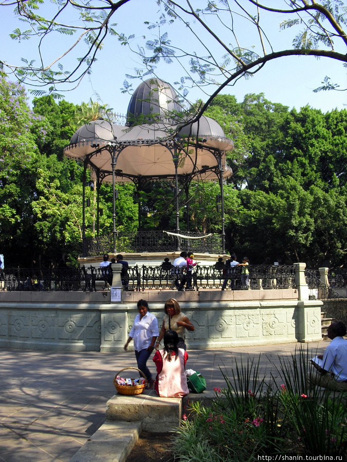 НА центральной площади Оахаки есть беседка Оахака, Мексика