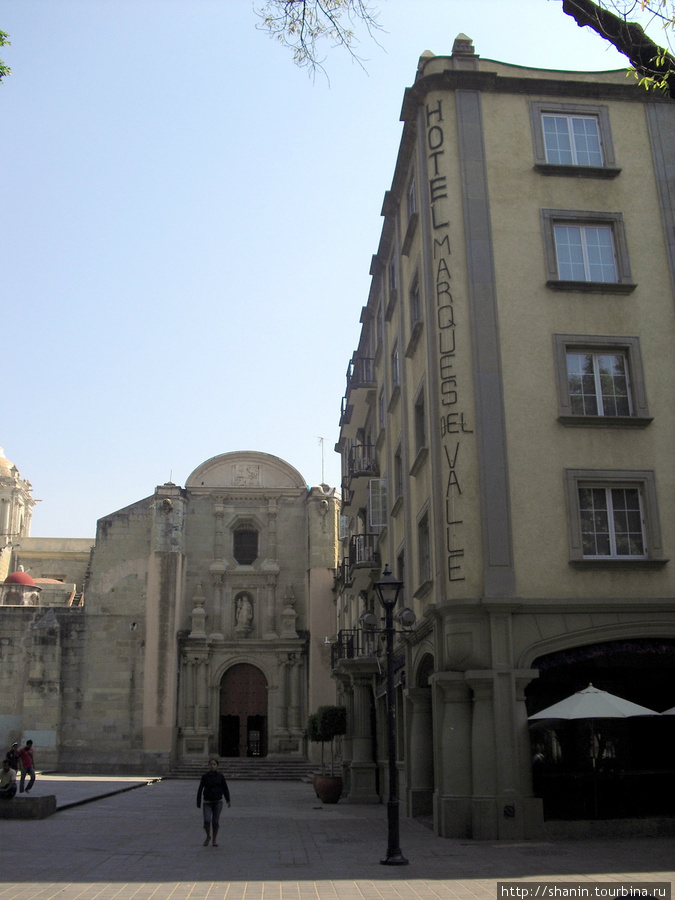 Вид с центральной площади на боковой вход в кафедральный собор Оахака, Мексика